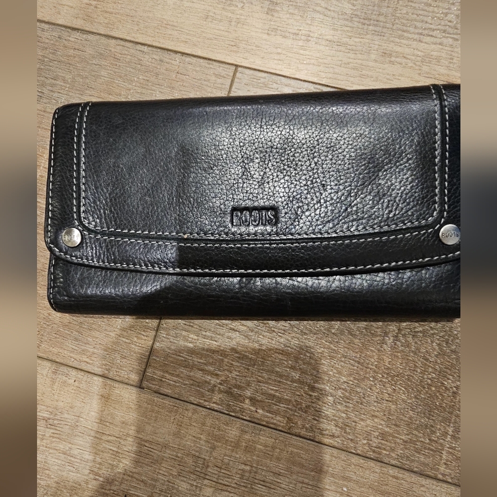 Roots BEAUTIFUL Genuine Leather Wallet - Picture 1 of 10